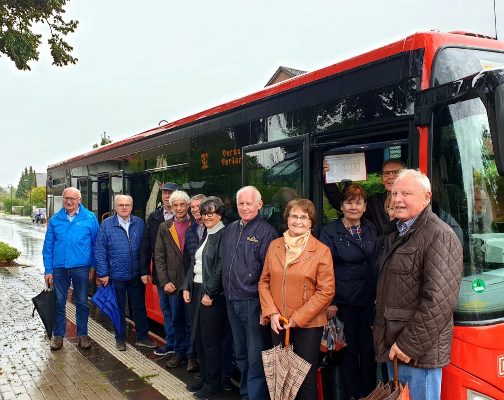 Mitglieder der Seniorenunion an der Buslinie SK 2